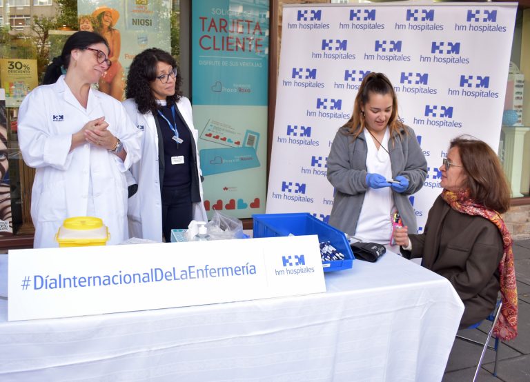 HM Hospitales coloca un ‘stand’ en Praza Roxa, en Santiago, para visibilizar el trabajo de la Enfermería