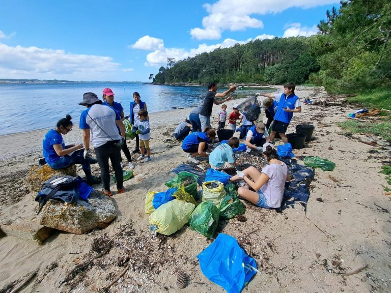 Voluntarios reunidos por Abanca retiran más de 260 kilos de residuos de las playas de la isla Cortegada