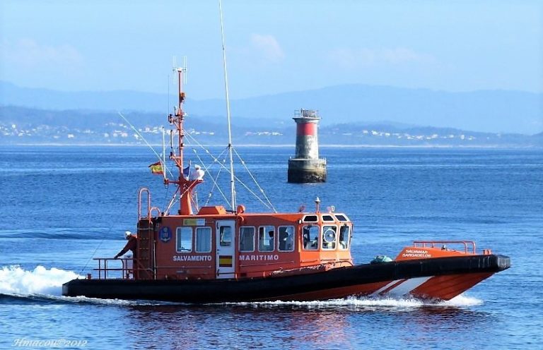 Rescatan a dos tripulantes de un velero volcado por una racha de viento cuando navegaba por la ría de Arousa