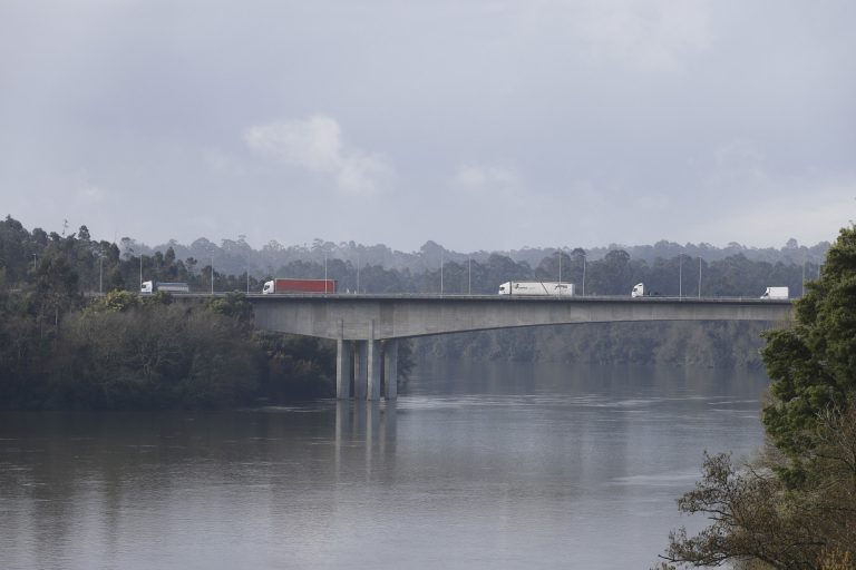 Herido un motorista al sufrir un accidente en el puente internacional sobre el río Miño entre Tui y Valença (Portugal)