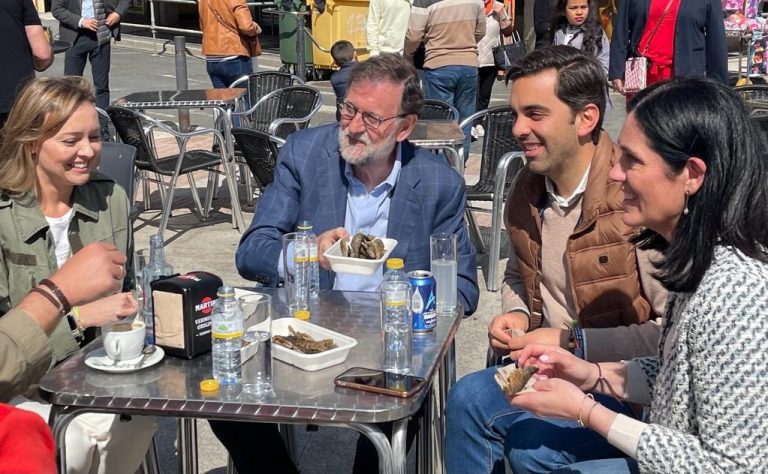 Mariano Rajoy degusta las ‘troitas’ de Oroso (A Coruña) en una nueva jornada de campaña en Galicia