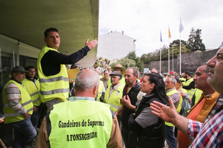Rural.- Ganaderos levantan su protesta ante la Xunta en Lugo tras el compromiso del conselleiro de ayudas para Suprema