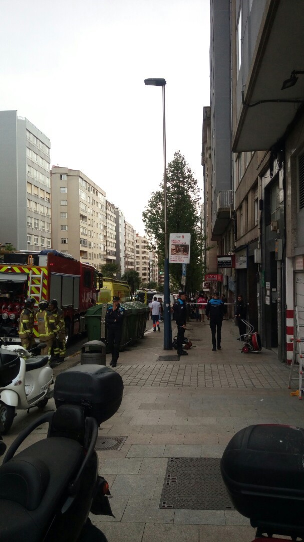 La explosión de un contador causa un incendio y acumulación de humo en un edificio de Vigo
