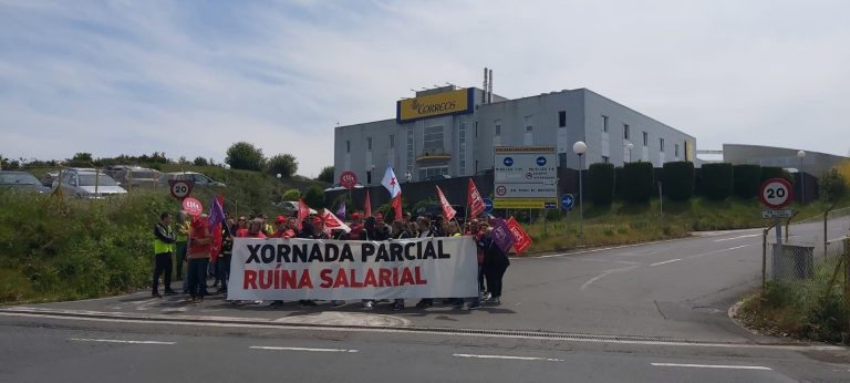 Trabajadores de Correos se concentran en Lavacolla para denunciar la «precariedad» en el servicio y anuncian huelga
