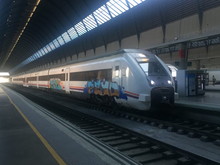 Detenidos 11 grafiteros en Galicia y Castilla y León por 94 delitos, entre ellos pintadas en trenes de Renfe y un robo
