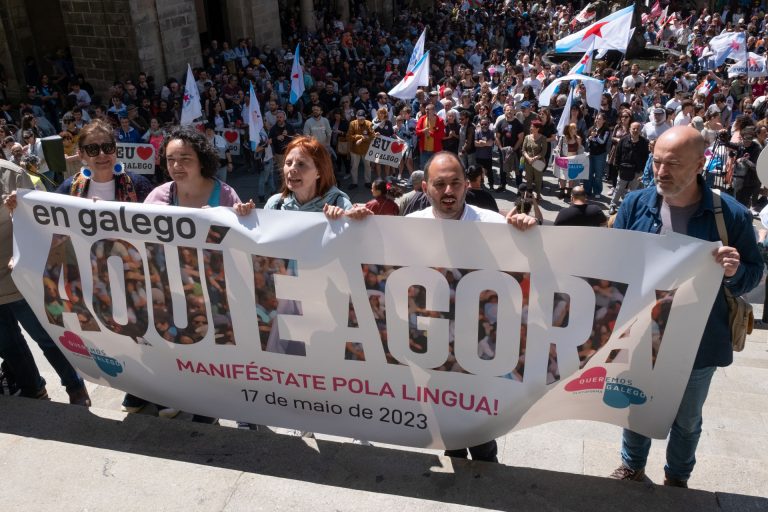 (AM) Letras Galegas.- Miles de personas vuelven a salir a la calle para reivindicar «vivir en gallego aquí y ahora»