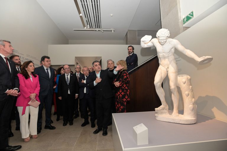 El conselleiro de Cultura destaca la afluencia a la exposición sobre Picasso en A Coruña, que anima a visitar