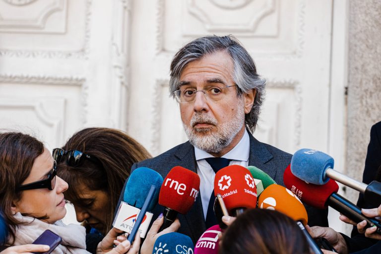 Todas las asociaciones salvo la mayoritaria de jueces, a favor de aceptar la oferta de 450 euros al mes del Ministerio
