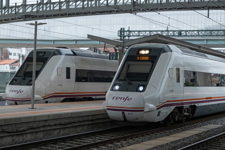 Renfe debe pagar 7.500 euros por vulnerar el derecho a huelga tras doblar las plazas en dos trenes de servicios mínimos