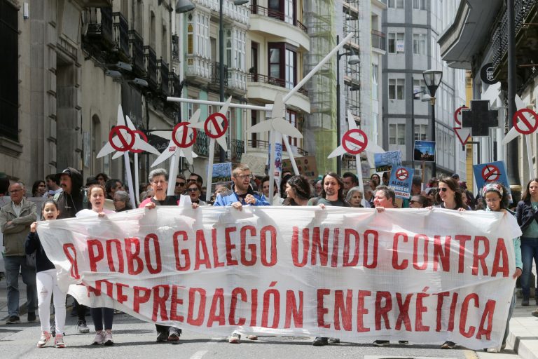 Cientos de personas se manifiestan en Lugo contra la «depredación y proliferación» de polígonos eólicos
