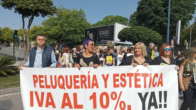Decenas de profesionales de peluquerías y salones de estética de Vigo piden al Gobierno que reduzca el IVA del sector