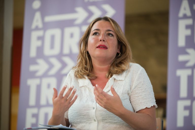 La secretaria de Estado de Igualdad critica al candidato de A Illa y pide al PP que «diga en qué bando está»