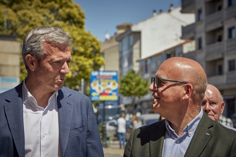 Rueda centra otra jornada de campaña en Ourense y suma fotos con Baltar antes de participar en el mitin de A Coruña