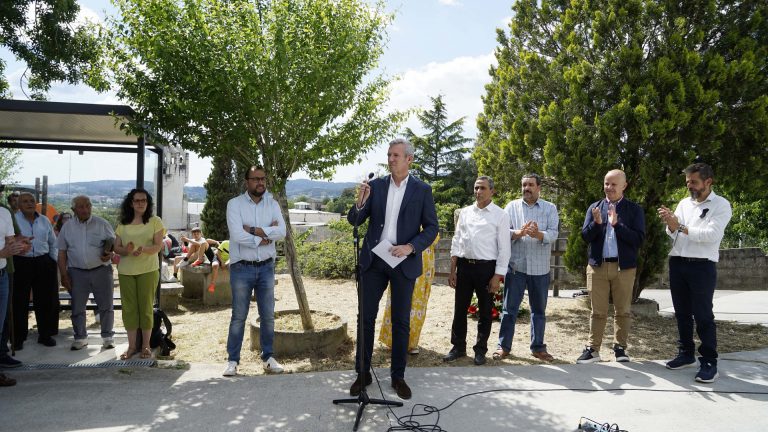 Decenas de personas homenajean al matrimonio fallecido en Tui 5 años después de la explosión en un almacén pirotécnico