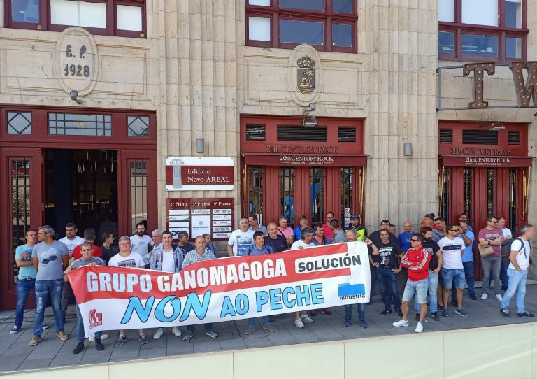 Personal de Ganomagoga se concentra en Vigo para reclamar el pago de una deuda que permita abonar salarios pendientes