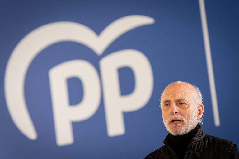 El candidato del PP en Ourense dice que Baltar tendrá que pagar la segunda multa «si era él el que conducía ese coche»