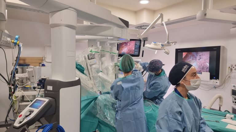 Un equipo del Chuac extirpa por primera vez en Galicia un cáncer de páncreas con tecnología robótica