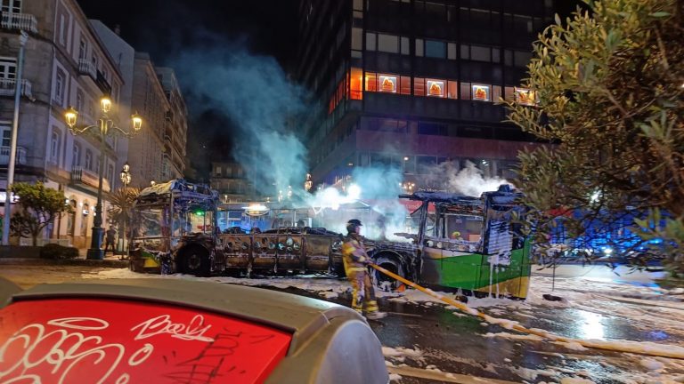 Prisión para el presunto autor del incendio de un bus en Vigo y libertad para su pareja, empleada de la concesionaria