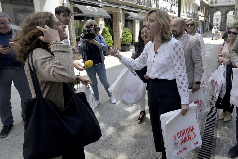 28M.- La ministra Pilar Alegría arropa a Inés Rey con un paseo y reparto de bolsas del PSOE