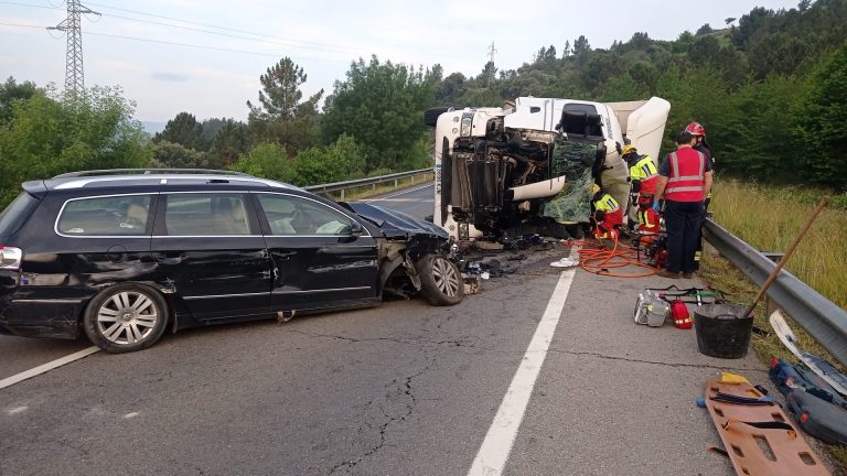 AMP.- Mueren dos conductores en una salida de vía de un camión que aplastó un turismo en Vilamartín de Valdeorras