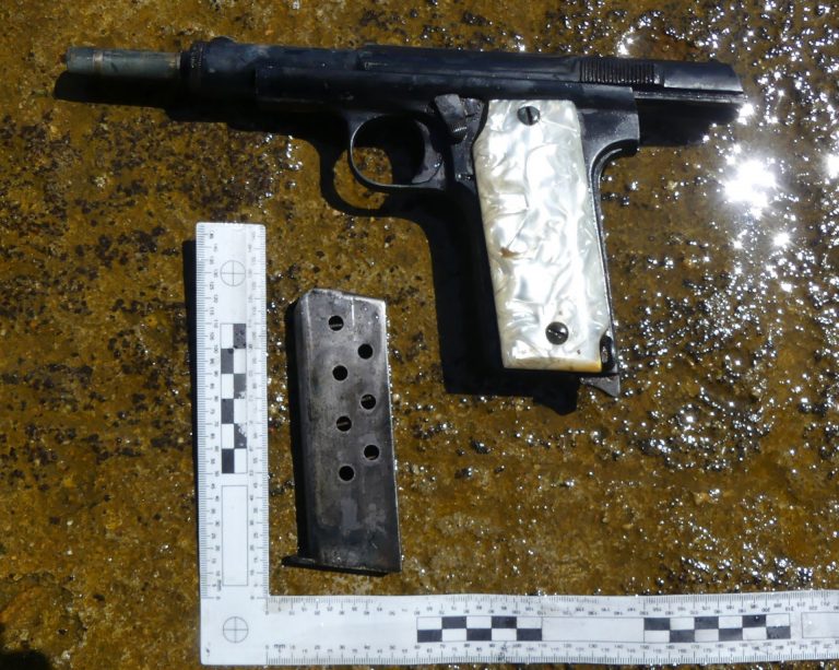 Los dos agresores que dispararon a un hombre en Ribeira fueron recogidos en coche por el tercer detenido para huir