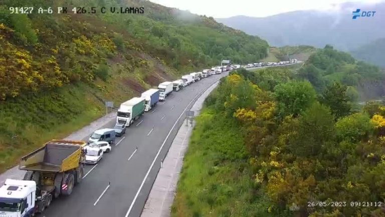 Un accidente en la N-6 en Vega de Valcarce (León) provoca hasta tres kilómetros de retenciones en la entrada a Galicia