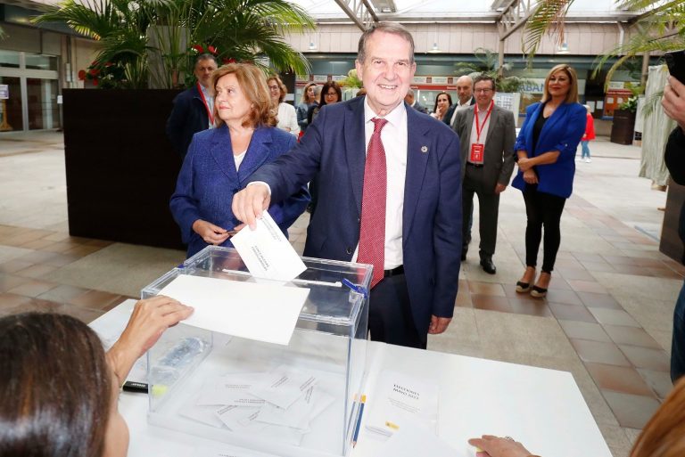 28M.- Abel Caballero (PSdeG) anima a la participación electoral de los vigueses: «Democracia, democracia y votar, votar»