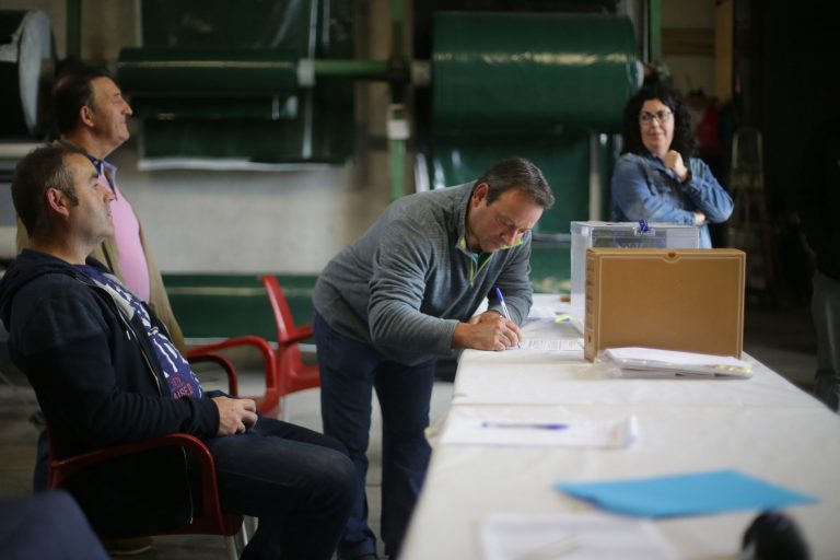 28M.- Confusiones de mesa, descuidos con la documentación y una cabra «invitada» a votar, primeras anécdotas del 28M