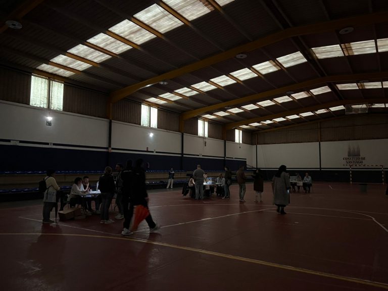 28M.- La tormenta deja a oscuras un colegio electoral en Santiago e incidencias de inundaciones
