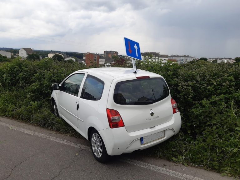La Policía Local de Lugo localiza en su domicilio a un conductor ebrio que sufrió un accidente y se dio a la fuga