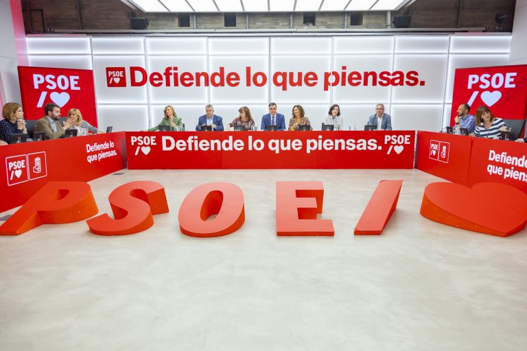 El PSOE recrimina a Feijóo sus críticas por convocar elecciones en verano y recuerda que hizo lo mismo en Galicia