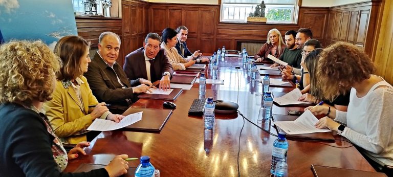 Puerto de Vigo y comité de empresa firman un nuevo acuerdo para actualizar la situación laboral de los empleados