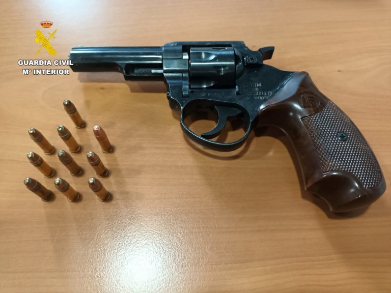 Detenido en Oleiros (A Coruña) un vecino que tenía un revólver con munición e intentó ocultarla en el bolso de su mujer