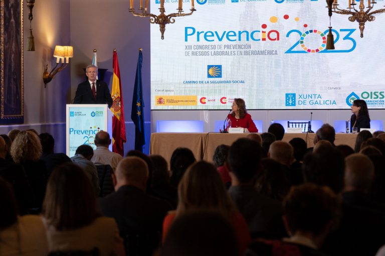 Alfonso Rueda incide en la necesidad de actualizar los protocolos laborales para prevenir y reducir los accidentes