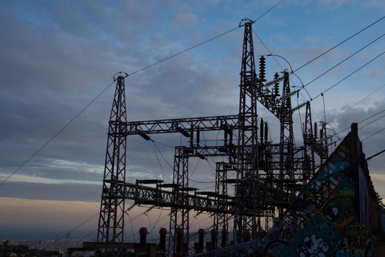 El precio de la luz baja un 8,5% este sábado, hasta los 79,36 euros/MWh