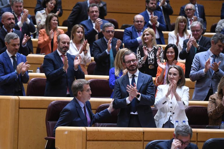 Nerviosismo en los parlamentarios del PP por las listas para el 23J, ante la incógnita sobre si Feijóo renovará mucho