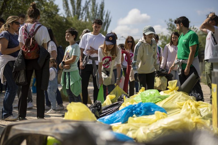 Casi mil voluntarios colaboran en las 59 recogidas de basura de ‘1m2 contra la basuraleza’ en Galicia
