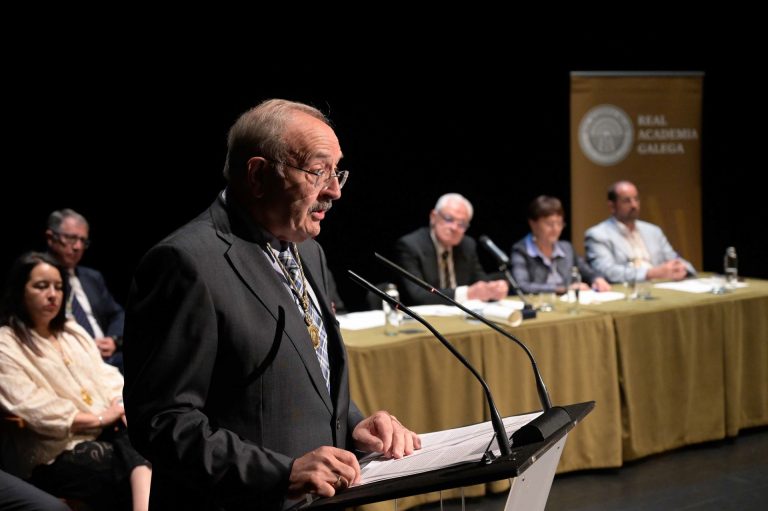 Fernández Prieto ingresa en la Real Academia Galega reivindicando «la memoria silenciada» como fuente para la historia