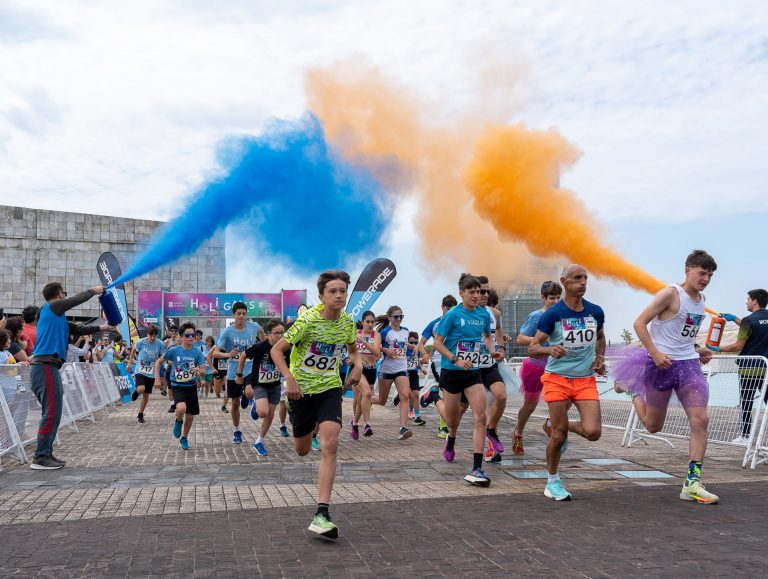 Unas 700 personas participan en la carrera ‘Holi Gaiás’ en la Cidade da Cultura