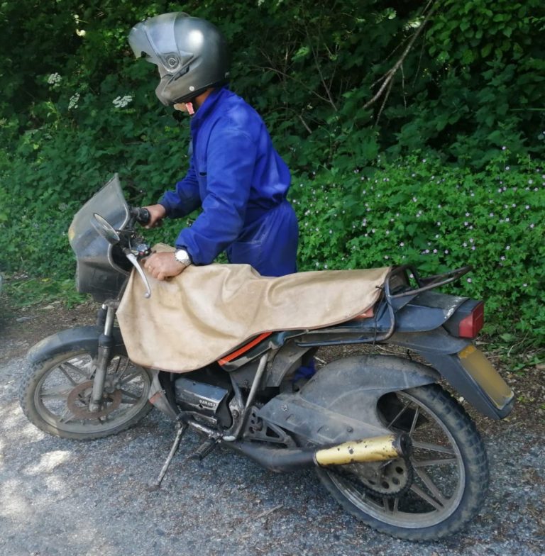 Investigan a un vecino de Abadín (Lugo) que circulaba en moto sin carné, seguro, ITV y con el casco desabrochado