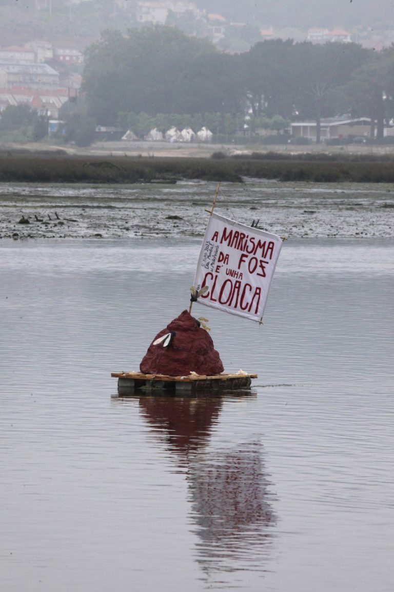 Denuncian con una ‘caca’ flotante la contaminación del estuario del Miñor, entre Baiona, Gondomar y Nigrán