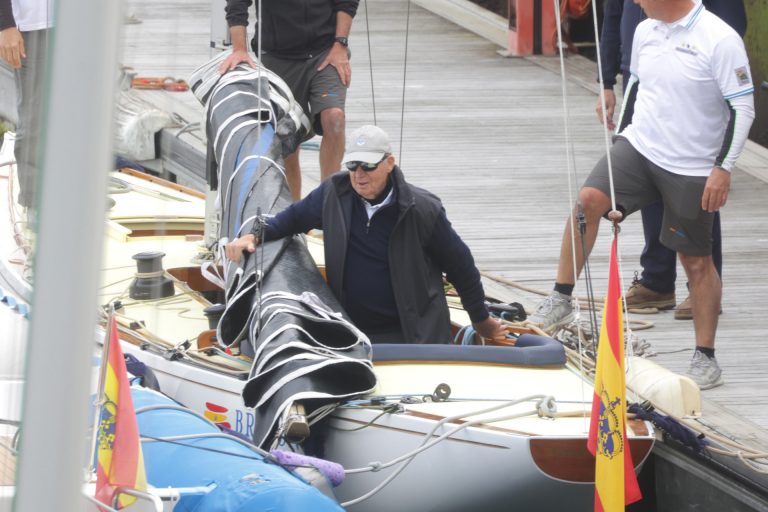 El ciclón ‘Óscar’ obliga a suspender la regata de vela en Sanxenxo en la que el rey emérito estaba inscrito como patrón