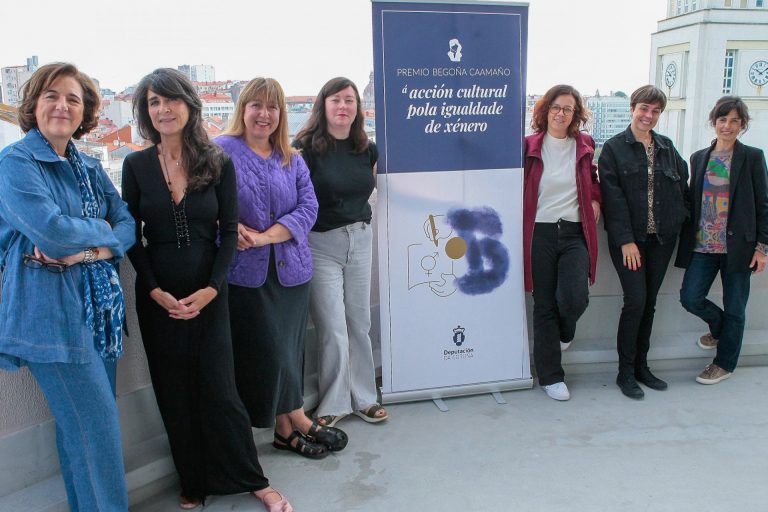 La poeta Luz Fandiño y la cooperativa A Morada ganan el premio ‘Begoña Caamaño’ de la Diputación de A Coruña