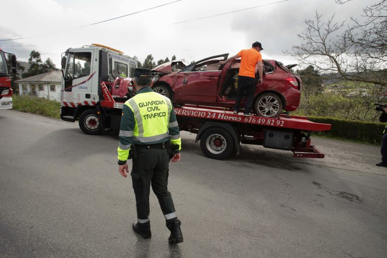 Efectivos especializados de la Guardia Civil reconstruyen el accidente de Xove (Lugo) en el que murieron cuatro jóvenes