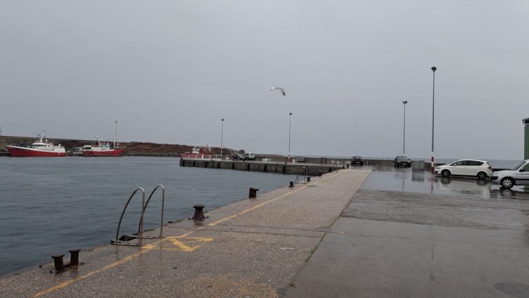 Un agente de la Guardia Civil se lanza al agua en Burela (Lugo) para rescatar a una persona de mediana edad