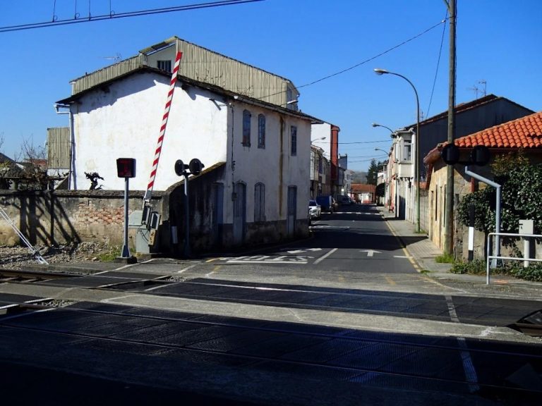 Adif invierte más de ocho millones en la supresión de dos pasos a nivel en Monforte de Lemos (Lugo)