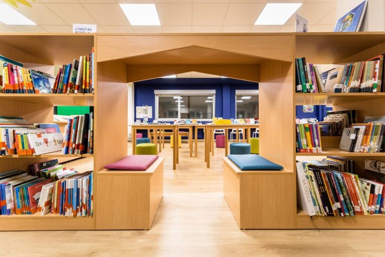 Centros educativos de Bueu, Foz, Viveiro, Ourense y Vigo reciben el ‘Selo Biblioteca Escolar Solidaria’