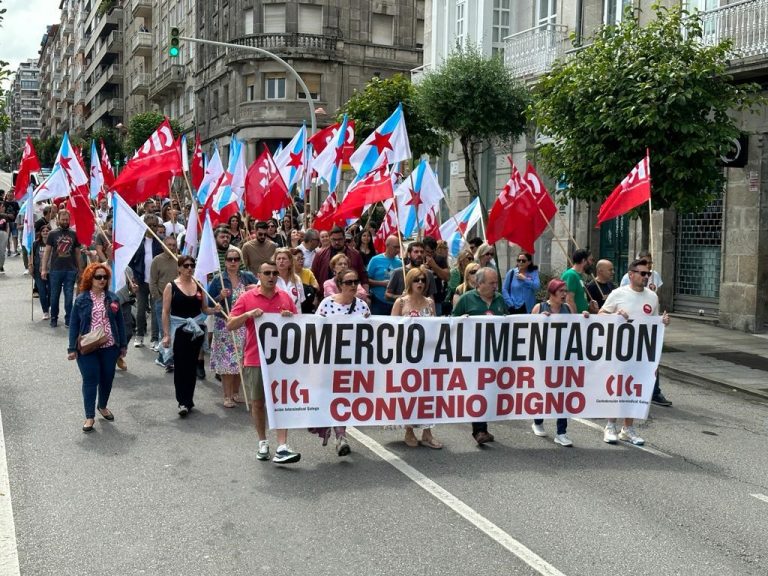 Varios centenares de personas se manifiestan en Vigo para demandar un aumento salarial en el sector de la alimentación