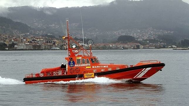 Salvamento Marítimo remolca una embarcación a la deriva en la Ría de Vigo