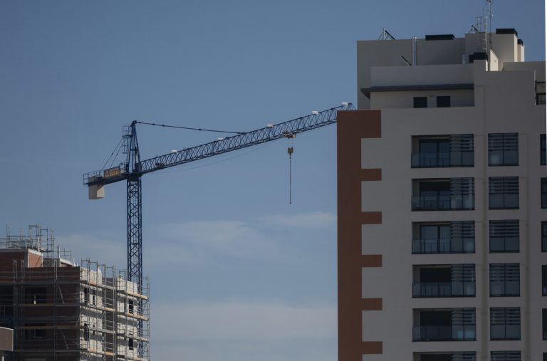 La compraventa de viviendas de desploma un 15% en Galicia en abril